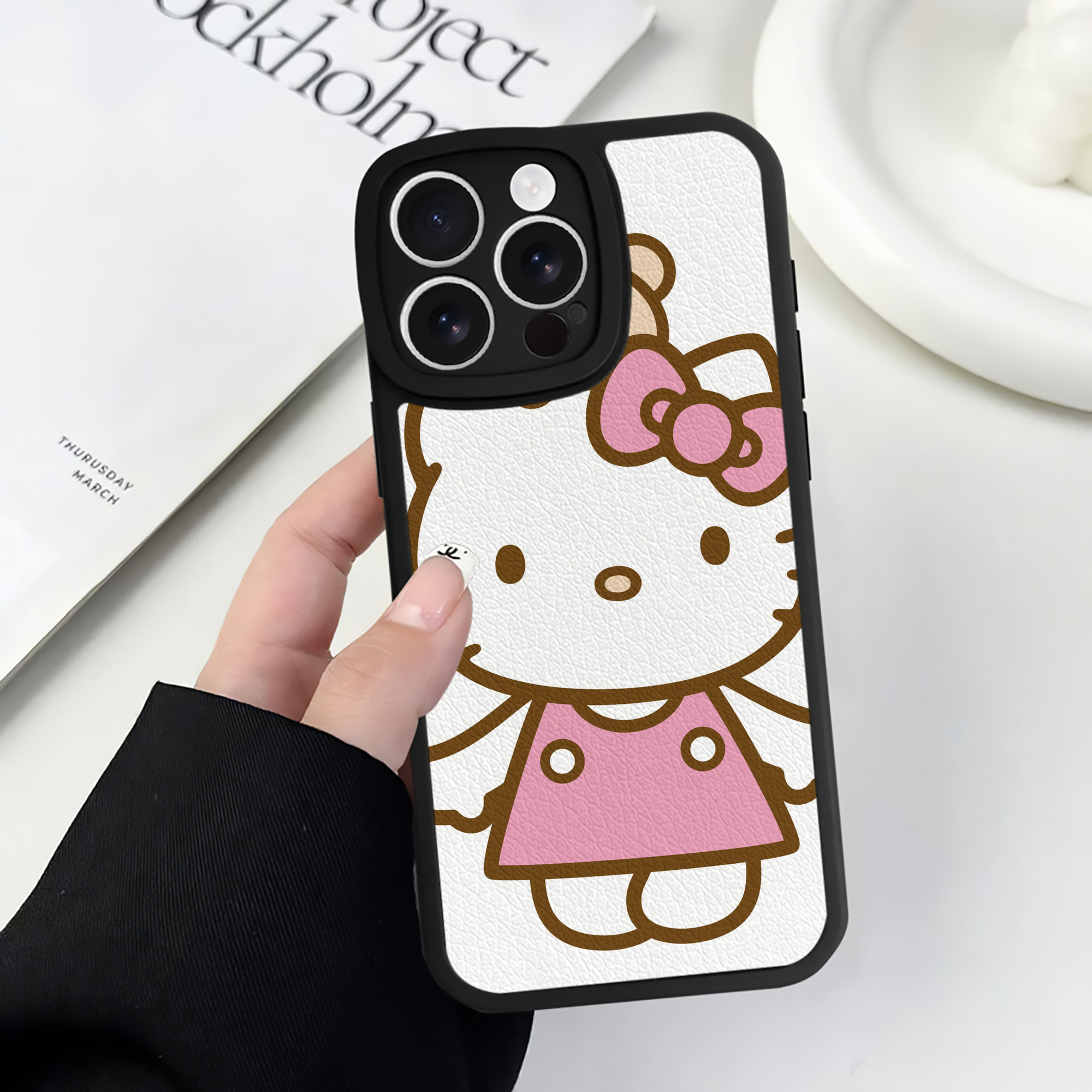 （画像用） Hello Kitty ハローキティ 【iPhone 16シリーズ対応】シリコンスマホケース（レザー調） 材質：シリコン